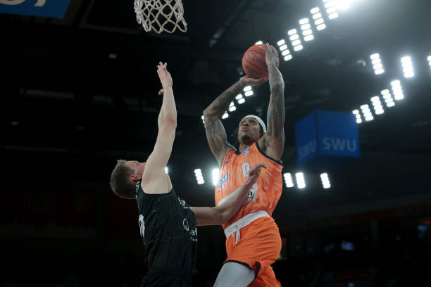 却以极强的 却以极强的